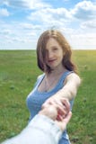 Volg me, Aantrekkelijk donkerbruin meisje die de hand van de lood op een schoon groen gebied, steppe met wolken houden stock foto Volg me, Aantrekkelijk donkerbruin meisje die de hand van de lood op een schoon groen gebied, steppe met wolken houden stock foto