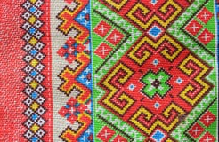 Volkstextilverzierung von hellen Farben, aus Mustern von geometrischen Formen und von Linien bestehend stockbild Volkstextilverzierung von hellen Farben, aus Mustern von geometrischen Formen und von Linien bestehend stockbild