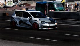 Volkswagen Golf GTI dans la ville photographie stock libre de droits Volkswagen Golf GTI dans la ville photographie stock libre de droits