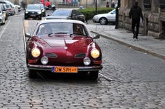 Volkswagen Karmann Ghia sur la rue de Wroclaw, Pologne images stock Volkswagen Karmann Ghia sur la rue de Wroclaw, Pologne images stock