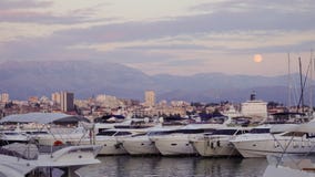 Volle maan die over de bergen en de haven in Spleet toenemen, Kroatië royalty-vrije stock foto's Volle maan die over de bergen en de haven in Spleet toenemen, Kroatië royalty-vrije stock foto's