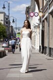 Volledig lengteportret van het mooie modelvrouw lopen in witte D stock fotografie Volledig lengteportret van het mooie modelvrouw lopen in witte D stock fotografie