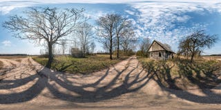 Volledig naadloos sferisch hdripanorama 360 graden dichtbij verlaten van de hoekmening blokhuis in dorp dichtbij reusachtige eik royalty-vrije stock foto's Volledig naadloos sferisch hdripanorama 360 graden dichtbij verlaten van de hoekmening blokhuis in dorp dichtbij reusachtige eik royalty-vrije stock foto's