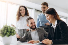 Volledige concentratie op het werk Groep jonge bedrijfs en mensen die terwijl samen het zitten bij het bureau werken communiceren royalty-vrije stock foto Volledige concentratie op het werk Groep jonge bedrijfs en mensen die terwijl samen het zitten bij het bureau werken communiceren royalty-vrije stock foto