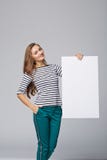 In voller Länge von der Schönheit, die hinten, weiße Querstation halten steht lizenzfreie stockfotos In voller Länge von der Schönheit, die hinten, weiße Querstation halten steht lizenzfreie stockfotos