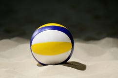 Volleyballbal bij nacht royalty-vrije stock foto Volleyballbal bij nacht royalty-vrije stock foto