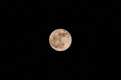 Vollmond im dunklen Hintergrund um den Mitternacht stockfotografie Vollmond im dunklen Hintergrund um den Mitternacht stockfotografie