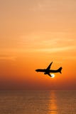 Volo commerciale profilato dell'aeroplano Fotografia Stock Volo commerciale profilato dell'aeroplano Fotografia Stock