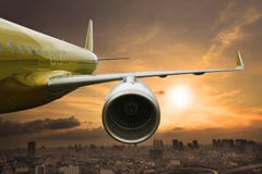 Volo dell'æreo a reazione di aereo di linea sopra l'uso urbano di scena per gli aerei TR fotografia stock libera da diritti Volo dell'æreo a reazione di aereo di linea sopra l'uso urbano di scena per gli aerei TR fotografia stock libera da diritti