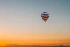 Volo di un pallone solo nel cielo di mattina ad alba o nella sera al tramonto Viaggio da aria o dall'avventura fotografie stock libere da diritti Volo di un pallone solo nel cielo di mattina ad alba o nella sera al tramonto Viaggio da aria o dall'avventura fotografie stock libere da diritti
