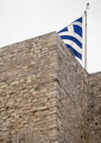 Volo greco della bandiera sull'acropoli nella città di Atene, Grecia fotografia stock Volo greco della bandiera sull'acropoli nella città di Atene, Grecia fotografia stock