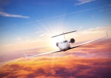 Volo privato dell'æreo a reazione sopra le nuvole fotografia stock Volo privato dell'æreo a reazione sopra le nuvole fotografia stock