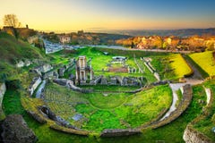 Volterra, римские руины театра на заходе солнца Италия Тоскана стоковое фото Volterra, римские руины театра на заходе солнца Италия Тоскана стоковое фото