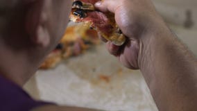 Volwassen corpulent mannetje die vettige meeneempizza, ongezonde kost, verslaving kauwen stock videobeelden Volwassen corpulent mannetje die vettige meeneempizza, ongezonde kost, verslaving kauwen stock videobeelden