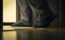 Volwassen mens in pijamasgangen aan een badkamers bij de nacht Het concept van mensen` s healths stock afbeeldingen Volwassen mens in pijamasgangen aan een badkamers bij de nacht Het concept van mensen` s healths stock afbeeldingen