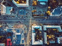 Von der Luftdraufsicht von StadtAsphaltstraßen mit Los Fahrzeugen oder Autoverkehr und -gebäuden, modernen städtischen Schnitten stockfotografie Von der Luftdraufsicht von StadtAsphaltstraßen mit Los Fahrzeugen oder Autoverkehr und -gebäuden, modernen städtischen Schnitten stockfotografie