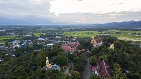 Von der Luftdraufsichtfoto vom Fliegenbrummen des buddhistischen Tempels und der Felder in der Landschaft Stockbild Von der Luftdraufsichtfoto vom Fliegenbrummen des buddhistischen Tempels und der Felder in der Landschaft Stockbild