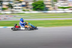 Vont le coureur de kart sur la voie, tir est filtré photographie stock libre de droits Vont le coureur de kart sur la voie, tir est filtré photographie stock libre de droits