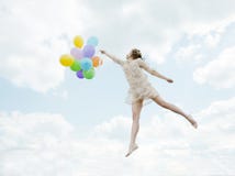 Voo bonito mágico da menina no céu com balões Foto de Stock Voo bonito mágico da menina no céu com balões Foto de Stock