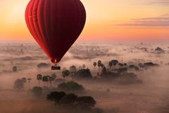 Voo do balão de ar quente em Bagan fotos de stock Voo do balão de ar quente em Bagan fotos de stock