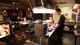 voorbereidend Mexicaans voedsel, die burritos in de keuken van Mexicaans restaurant maken stock videobeelden voorbereidend Mexicaans voedsel, die burritos in de keuken van Mexicaans restaurant maken stock videobeelden