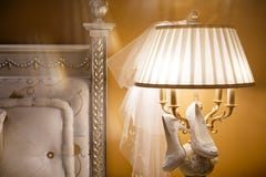 Voorbereidingen voor het huwelijk Witte schoenen van de huwelijkskleding die op de lamp hangen royalty-vrije stock foto Voorbereidingen voor het huwelijk Witte schoenen van de huwelijkskleding die op de lamp hangen royalty-vrije stock foto