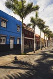 Voorgevels van kleurrijke huizen en palmen op typische Canarische straat, Puerto de la Cruz, Tenerife, Spanje stock foto's Voorgevels van kleurrijke huizen en palmen op typische Canarische straat, Puerto de la Cruz, Tenerife, Spanje stock foto's