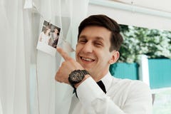 Vor hübscher stilvoller Bräutigam, der erstes altes Foto mit seiner Braut langer Zeit, emotionaler Spaßmoment betrachtet lizenzfreies stockbild Vor hübscher stilvoller Bräutigam, der erstes altes Foto mit seiner Braut langer Zeit, emotionaler Spaßmoment betrachtet lizenzfreies stockbild