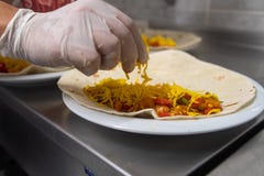 Vorbereitung von Quesadilla gekocht lizenzfreies stockbild Vorbereitung von Quesadilla gekocht lizenzfreies stockbild