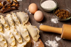 Vorbereitung von traditionellen Mehlklößen II stockfotos Vorbereitung von traditionellen Mehlklößen II stockfotos