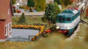 Vorbildlicher Zug, der vorbei auf ein Diorama überschreitet stock footage Vorbildlicher Zug, der vorbei auf ein Diorama überschreitet stock footage