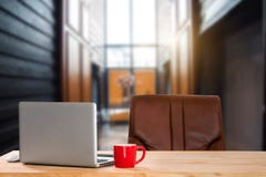 Vorderansicht der Schale und des Computers, des Smartphone und der Tablette auf Tabelle im Büro lizenzfreies stockfoto Vorderansicht der Schale und des Computers, des Smartphone und der Tablette auf Tabelle im Büro lizenzfreies stockfoto
