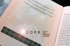 Vorgeschriebene Text GDPR allgemeine Daten-Schutz-Regelung auf einer Karte von EU der Europäischen Gemeinschaft auf einem Pass, m stock abbildung Vorgeschriebene Text GDPR allgemeine Daten-Schutz-Regelung auf einer Karte von EU der Europäischen Gemeinschaft auf einem Pass, m stock abbildung