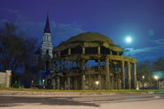Voronezh Rotunda και εκκλησία του ίσου στους αποστόλους Βλαντιμίρ τη νύχτα στοκ φωτογραφίες με δικαίωμα ελεύθερης χρήσης Voronezh Rotunda και εκκλησία του ίσου στους αποστόλους Βλαντιμίρ τη νύχτα στοκ φωτογραφίες με δικαίωμα ελεύθερης χρήσης