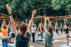 VORONEZH, RUSSLAND - 18. JUNI 2017: Gruppe von Personen tun Yoga im Dynamopark am internationalen Yoga-Tag in Voronezh, Russland lizenzfreies stockfoto VORONEZH, RUSSLAND - 18. JUNI 2017: Gruppe von Personen tun Yoga im Dynamopark am internationalen Yoga-Tag in Voronezh, Russland lizenzfreies stockfoto