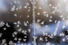 Vorst en sneeuwvlokken op het glazen venster stock afbeelding Vorst en sneeuwvlokken op het glazen venster stock afbeelding