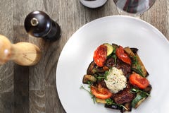 Vorzügliches, elegantes Abendessen Rindfleischsteak mit Kräuterbutter und gegrilltem Gemüse lizenzfreies stockfoto Vorzügliches, elegantes Abendessen Rindfleischsteak mit Kräuterbutter und gegrilltem Gemüse lizenzfreies stockfoto