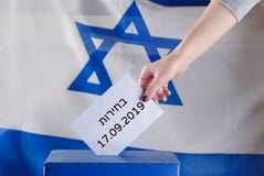 Voti israeliani della donna ad un seggio elettorale sul giorno delle elezioni Chiuda su della mano immagini stock Voti israeliani della donna ad un seggio elettorale sul giorno delle elezioni Chiuda su della mano immagini stock