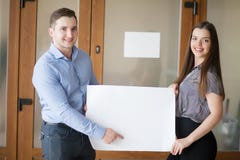 Votre publicité dans de bonnes mains Groupe de gens d'affaires beaux tenant le grand blanc avec l'espace de copie photo stock Votre publicité dans de bonnes mains Groupe de gens d'affaires beaux tenant le grand blanc avec l'espace de copie photo stock