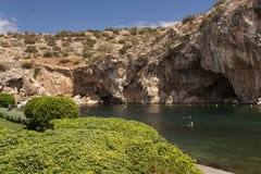 Vouliagmeni termisk Radonic mineralvatten sjö nära Athen, Grekland foto royaltyfri foto Vouliagmeni termisk Radonic mineralvatten sjö nära Athen, Grekland foto royaltyfri foto