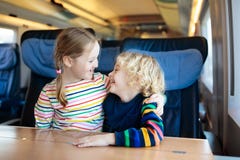 Voyage d'enfants par chemin de fer Voyage ferroviaire avec l'enfant Photo libre de droits Voyage d'enfants par chemin de fer Voyage ferroviaire avec l'enfant Photo libre de droits