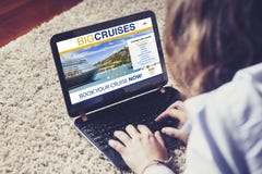 Voyage de croisière de réservation de femme par l'Internet avec un ordinateur portable à la maison Voyage de croisière de réservation de femme par l'Internet avec un ordinateur portable à la maison