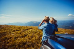 Voyage romantique aux montagnes photo stock Voyage romantique aux montagnes photo stock