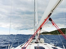 Voyage на яхте в Адриатическом море над ненастными облаками Стоковое Изображение RF Voyage на яхте в Адриатическом море над ненастными облаками Стоковое Изображение RF