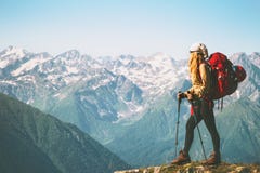 Voyageur de femme se tenant sur la falaise de montagne images libres de droits Voyageur de femme se tenant sur la falaise de montagne images libres de droits