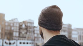 voyageur 4K réfléchi enthousiaste appréciant le voyage Regard autour Fermez-vous vers le haut du portrait, homme caucasien de sou banque de vidéos voyageur 4K réfléchi enthousiaste appréciant le voyage Regard autour Fermez-vous vers le haut du portrait, homme caucasien de sou banque de vidéos