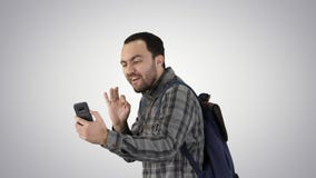 Voyageur ?l?gant de concept de personnes, de mode de vie, de nature et d'aventure jeune avec le smartphone et le tir de participa banque de vidéos Voyageur ?l?gant de concept de personnes, de mode de vie, de nature et d'aventure jeune avec le smartphone et le tir de participa banque de vidéos