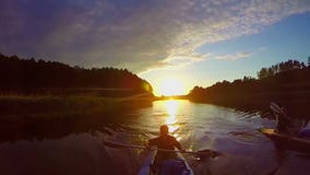 Voyageurs kayaking au coucher du soleil, vue à couper le souffle, sport, lent-MOIS Voyageurs kayaking au coucher du soleil, vue à couper le souffle, sport, lent-MOIS