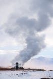 Voyagez en Islande, un homme avec de la fumée du souterrain dans le secteur géothermique Hverir en hiver, Islande Image libre de droits Voyagez en Islande, un homme avec de la fumée du souterrain dans le secteur géothermique Hverir en hiver, Islande Image libre de droits