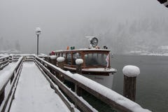 Voyagez le bateau sur le lac Konigssee à la tempête de neige dans l'horaire d'hiver Berchtesgaden, Bavière, Allemagne photo libre de droits Voyagez le bateau sur le lac Konigssee à la tempête de neige dans l'horaire d'hiver Berchtesgaden, Bavière, Allemagne photo libre de droits